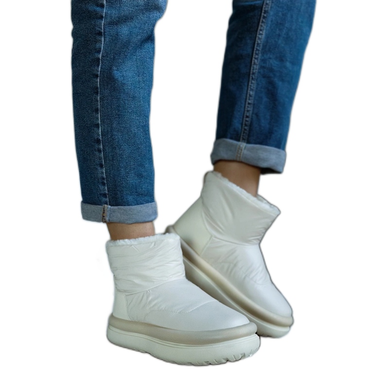 Beige warme Schneestiefel auf der Cores-Plattform