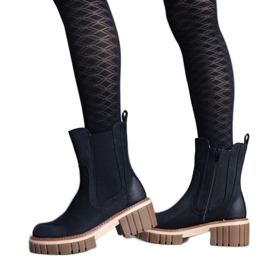 Schwarze massive Plateaustiefel mit Abrieb von Sholla