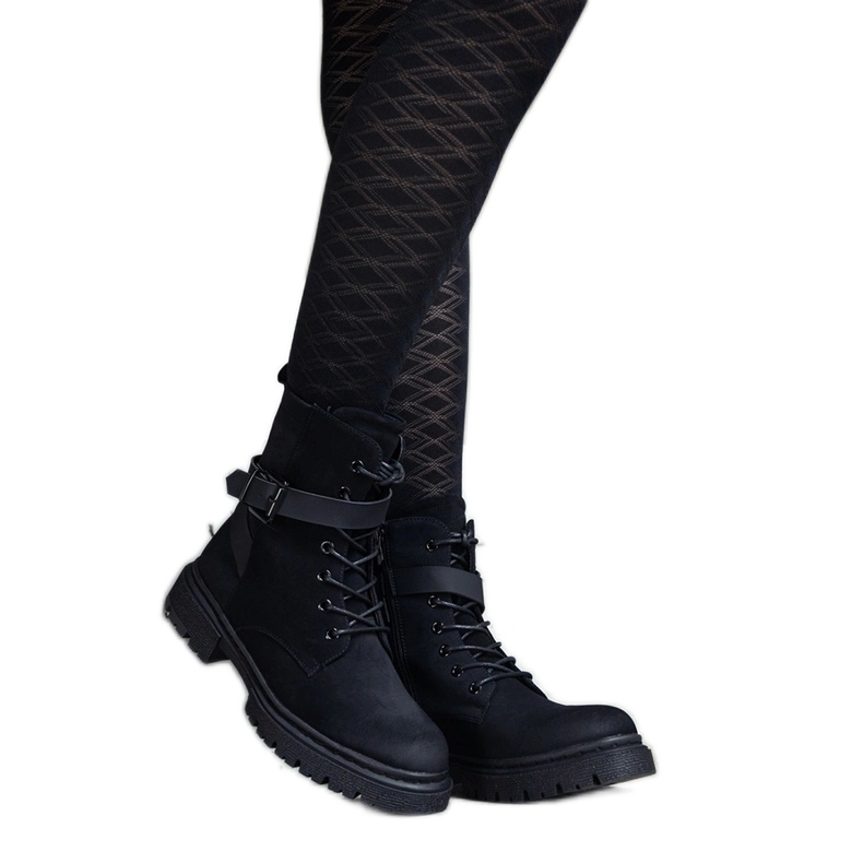 Schwarze, isolierte Wanderstiefel mit Abrieb und Knieriemen