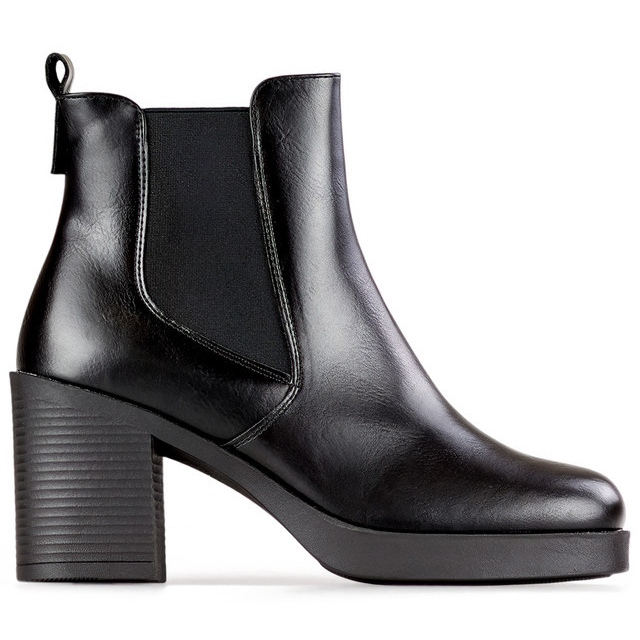 Schwarze Damenstiefeletten, klassische schwarze Stiefeletten aus ökologischem Leder, isolierte Winterschuhe