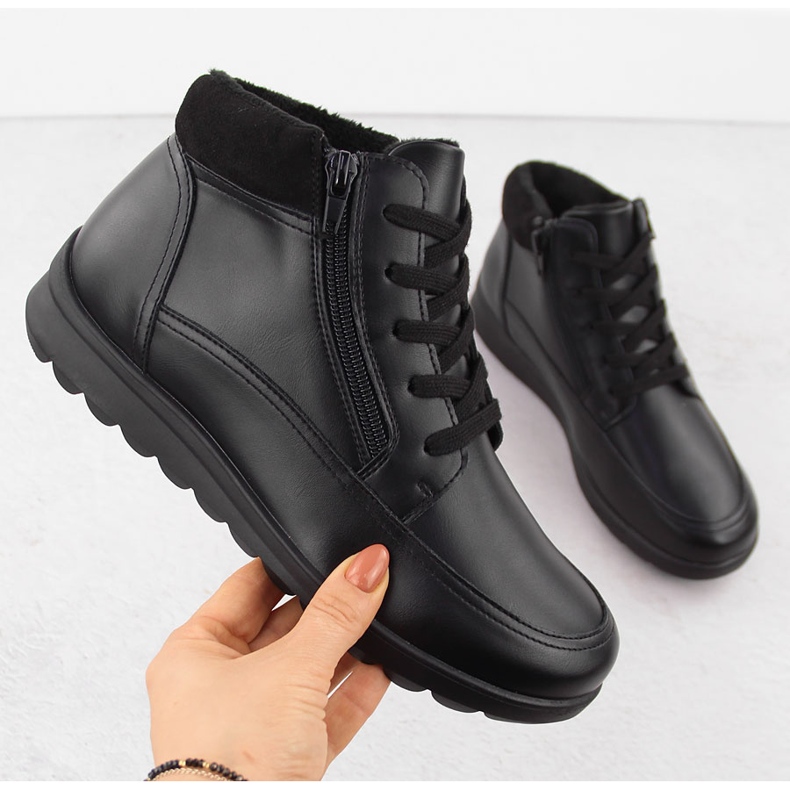 Bequeme, isolierte schwarze Lederstiefel von Filippo DBT6629