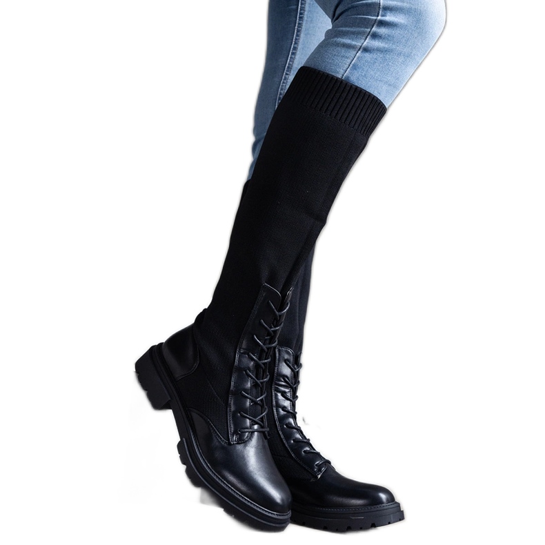 Schwarze Slip-On-Stiefel mit flexiblem Obermaterial von Luana