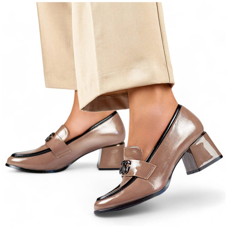 Beige Lackschuhe mit niedrigem Absatz, Damenpumps mit hohem Absatz