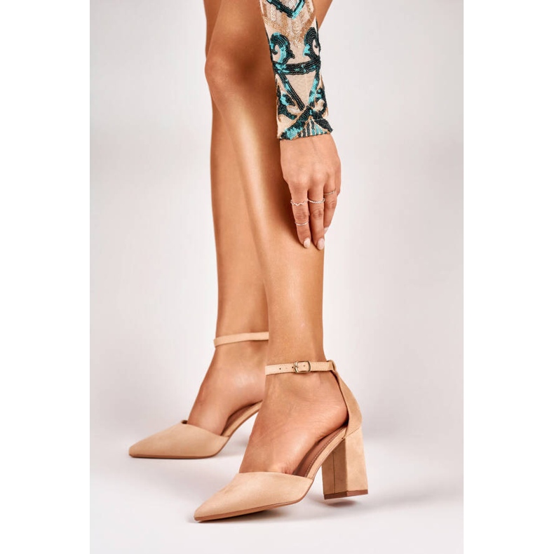 Beige Wildlederpumps mit Knöchelverschluss QA203BE