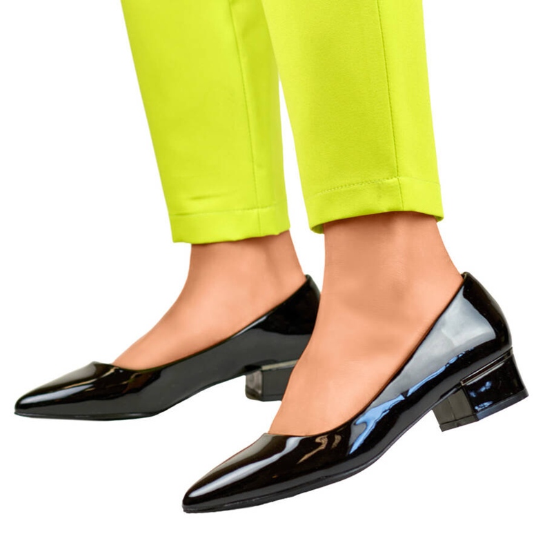 Damenpumps mit spitzer Zehenpartie und niedrigem Absatz, Lackschwarz, GD-XR106C-B