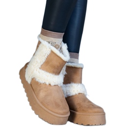 Dunkelbeige Schneestiefel aus Öko-Wildleder auf einer mit Fell verzierten Plateausohle von Peters