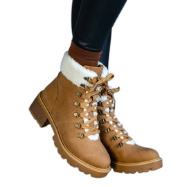 Braune Schnürstiefel, verziert mit einem Moses-Lammfellmantel