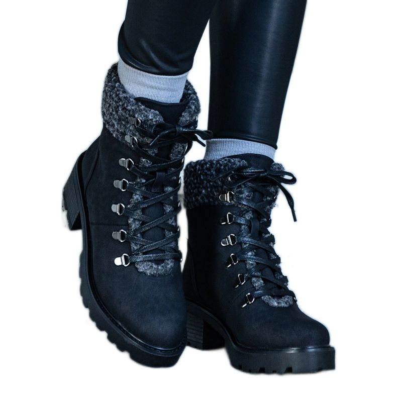 Schwarze Schnürstiefel, verziert mit einem Moses-Lammfellmantel