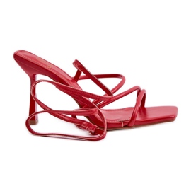 Stylische High-Heel-Sandalen mit roten Saredi-Riemen