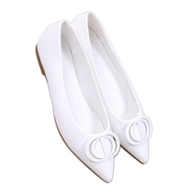 Weiße Ballerinas mit Mandelspitze