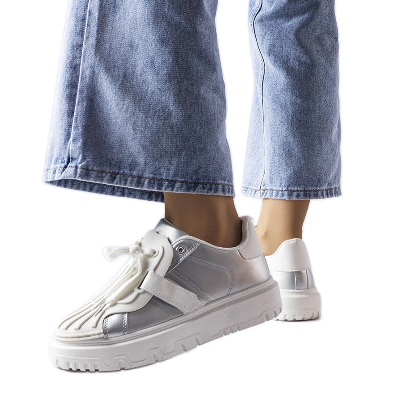 Silberne Damen-Sportsneaker auf der Plattform silber-