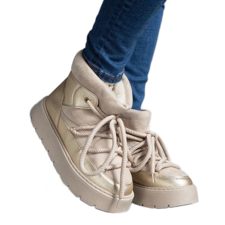 Beige Damen-Schneestiefel auf der Plattform, isoliert mit Fell