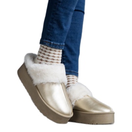 Goldene Plateaupantoffeln mit Fellverzierung und elastischem Band an der Ferse