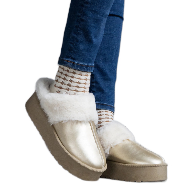 Goldene Plateaupantoffeln mit Fellverzierung und elastischem Band an der Ferse