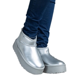 Silberne niedrige Schneestiefel auf der Plattform