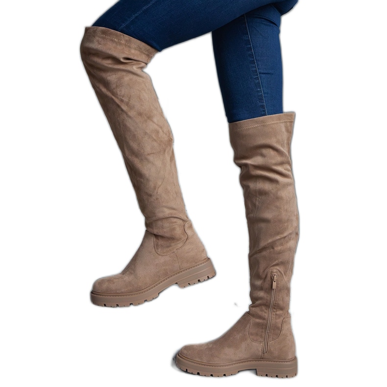 Braune lange Stiefel mit flacher Sohle