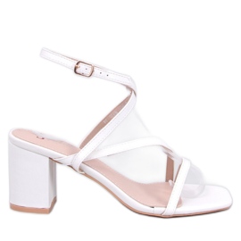 Weiße Sandaletten mit hohen Absätzen