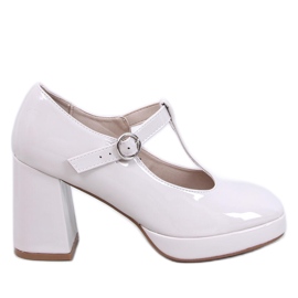 Beige lackierte Plateaupumps