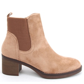 Beige isolierte Stiefeletten mit weitem Absatz