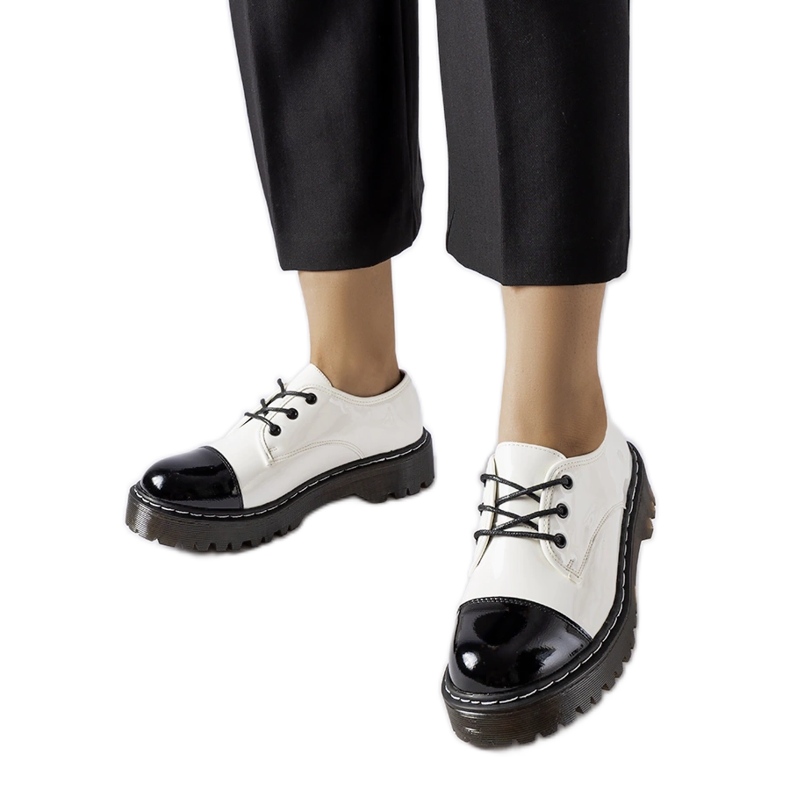 Weiße und schwarze Lackschuhe