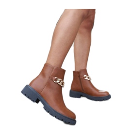 Braune Stiefeletten verziert mit einer Bonsaint-Kette – Solea