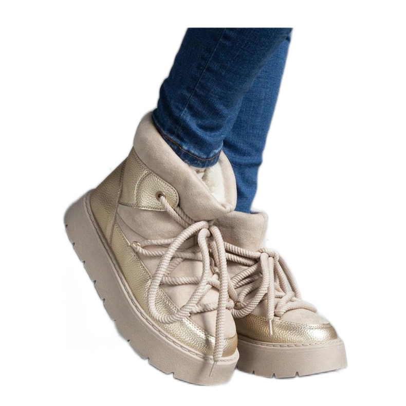 Beige Plateau-Schneestiefel mit Sapphi-Solea-Fell isoliert