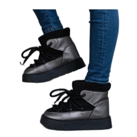 Schwarze Plateau-Schneestiefel mit Sapphi-Solea-Fell isoliert