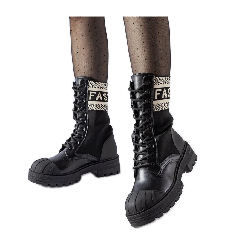 Schwarze Sock-Boots mit weißer Daria-Solea-Aufschrift