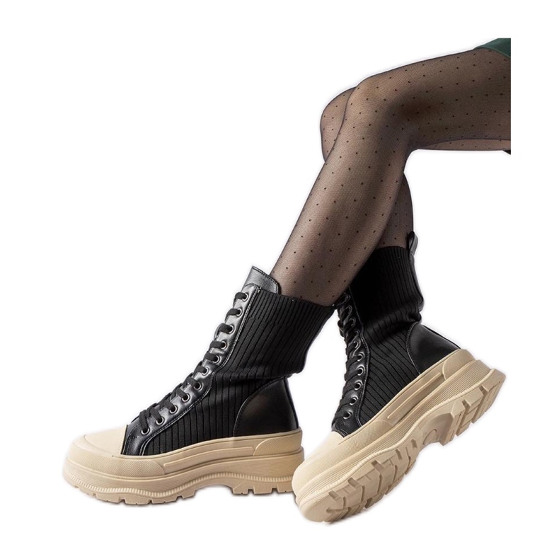 Schwarze Sock-Boots mit heller Sohle