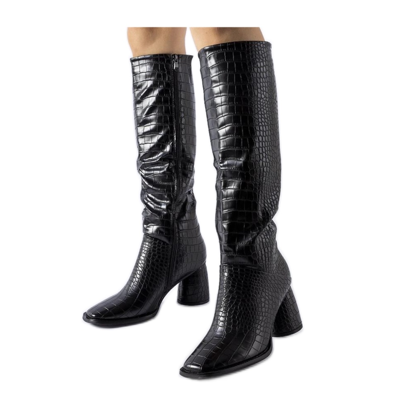 Schwarze Stiefel mit Prägung verziert