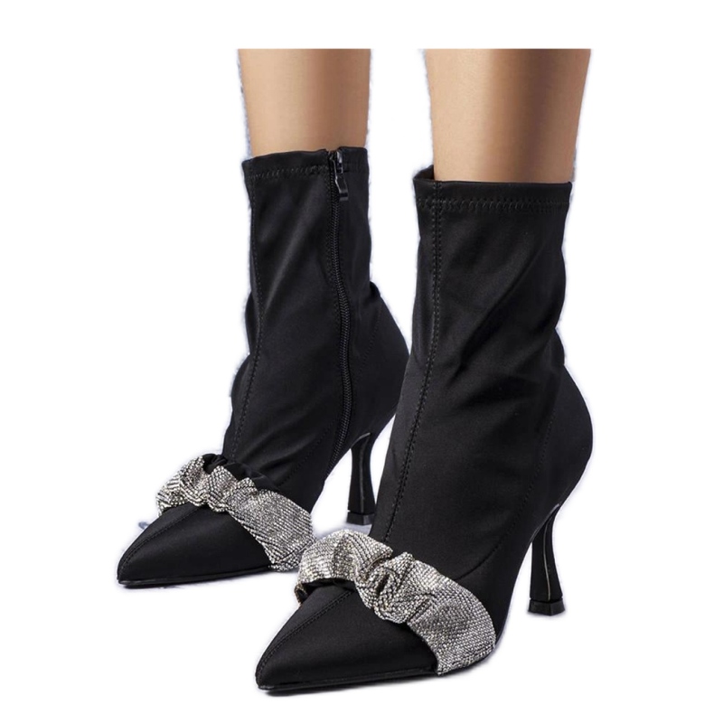 Schwarze Stiefeletten mit Zirkonen verziert