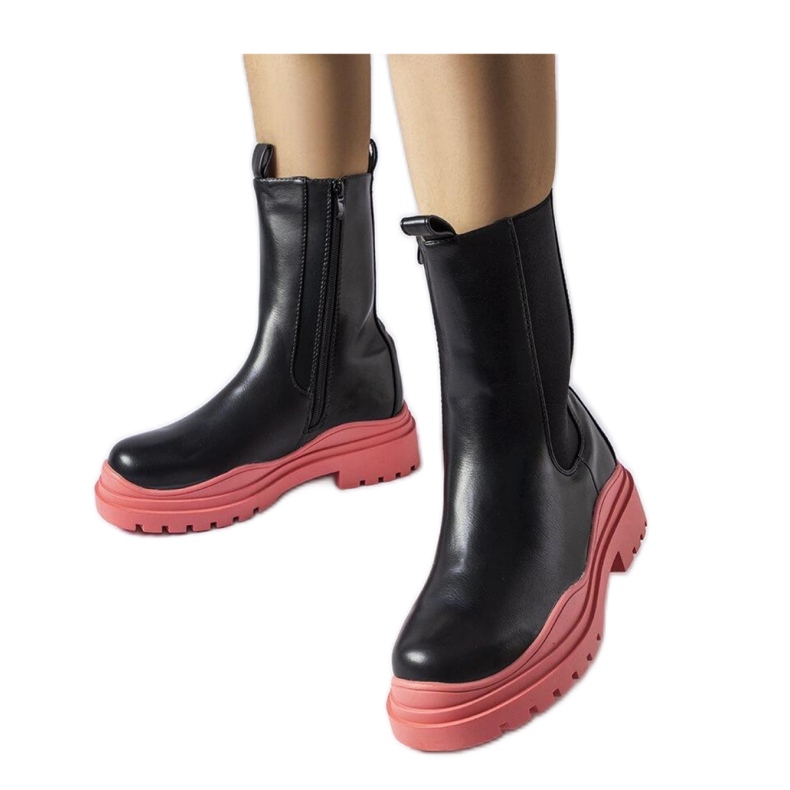 Schwarze Stiefel mit farbiger Sohle