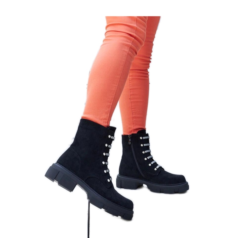 Schwarze, isolierte Stiefeletten aus Öko-Wildleder mit Strasssteinen