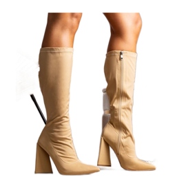 Beigefarbene Stiefel mit hohen Absätzen