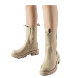 Hohe, beige, massive, isolierte Stiefeletten