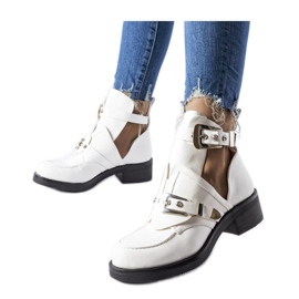 Weiße Stiefeletten mit Ausschnitten