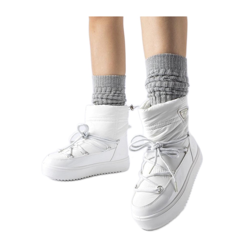 Weiße isolierte Schneestiefel mit Gummiband