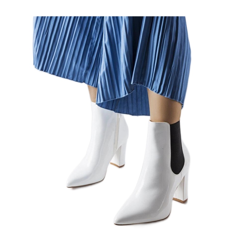 Weiße Lackstiefeletten mit Reißverschluss