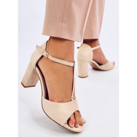 Beigefarbene Ferdi-Sandalen mit hohen Absätzen und Goldverzierung