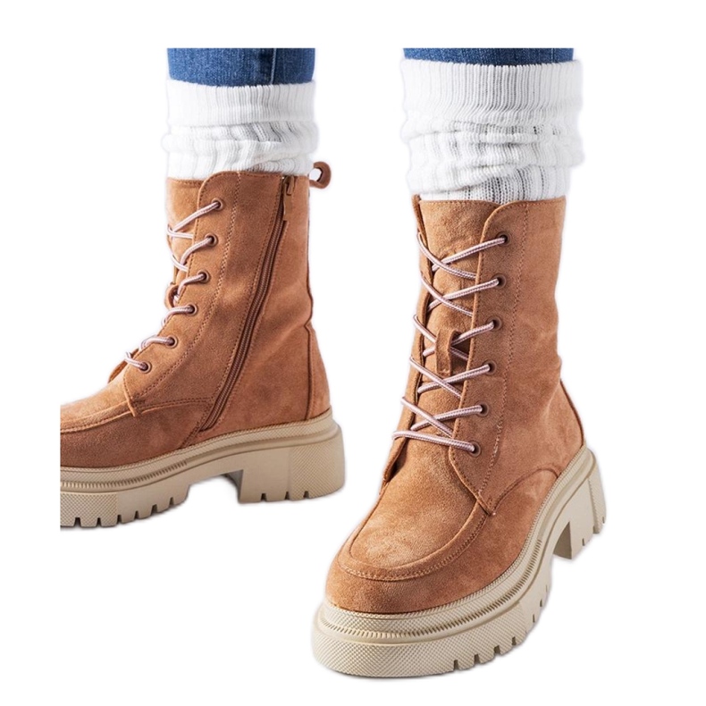 Stiefel mit massiver Riel-Sohle rot