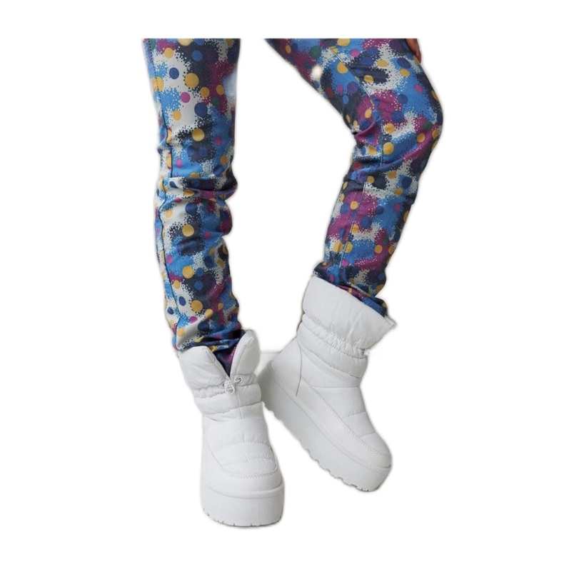 Weiße isolierte Schneestiefel auf der Polk-Solea-Plattform