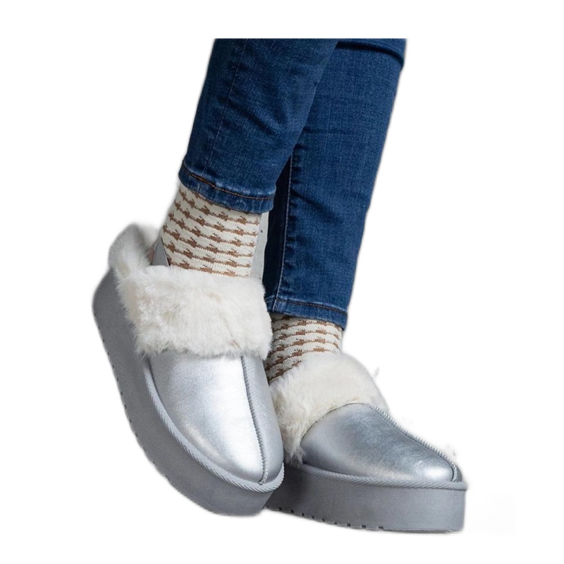 Silberne Plateaupantoffeln mit Fellverzierung und elastischem Band an der Ferse, Asza - Solea grau