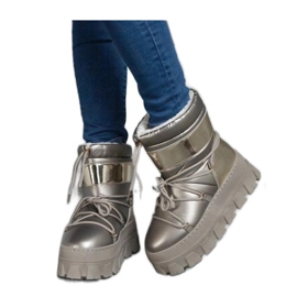 Goldene Plateau-Schneestiefel mit bemalten Losta-Solea-Einsätzen