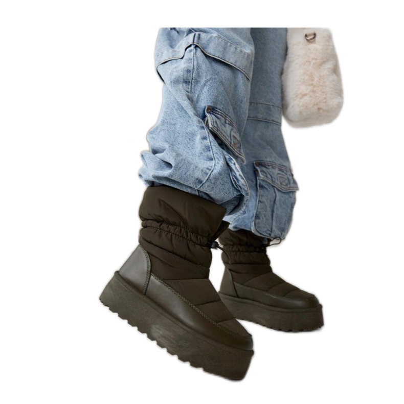 Grüne, isolierte Plateau-Schneestiefel