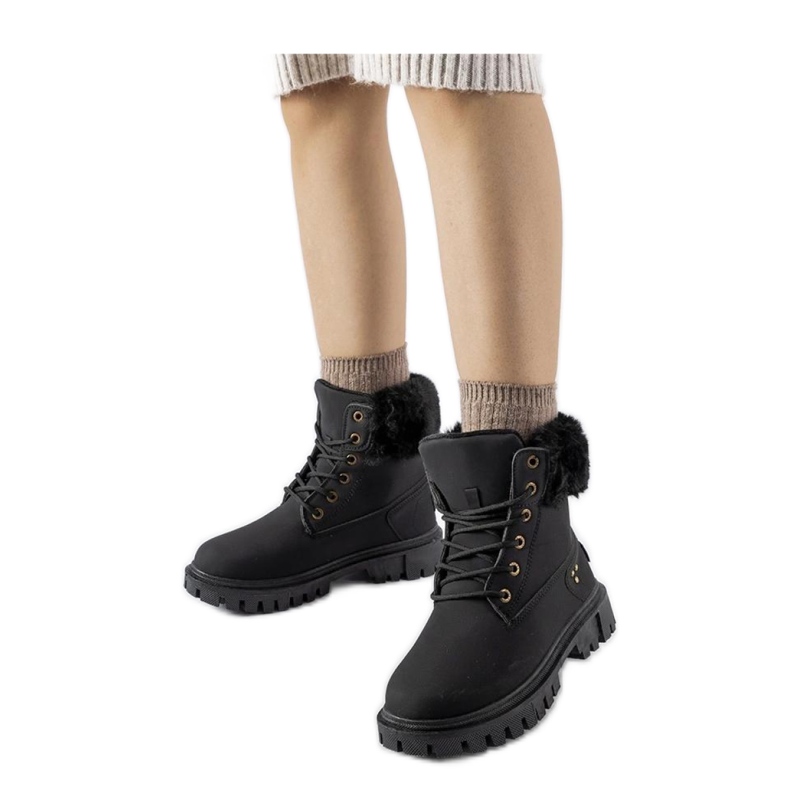 Schwarze Stiefel mit dekorativem Fell