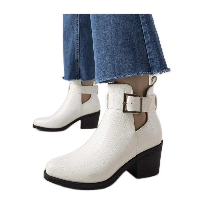 Weiße Stiefeletten mit Ausschnitten