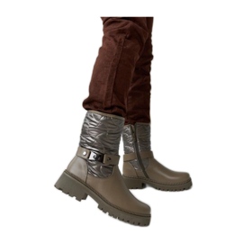 Grüne isolierte Stiefeletten mit dekorativem Riemen