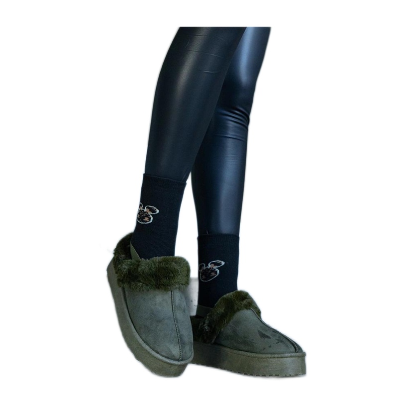 Grüne Plateaupantoffeln mit Fellverzierung und Gummizug an der Ferse