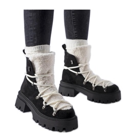 Schwarze Arbeiterstiefel mit dekorativer Zunge