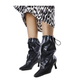 Schwarze Stiefel mit niedrigem Absatz